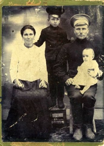 Марк Семенович Маздор, жена Акулина, сын Николай, дочь Раиса, 1929 г.